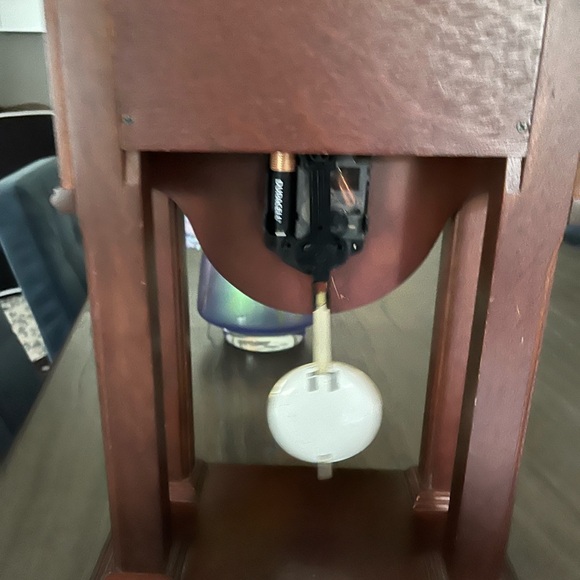 Verichron free standing quartz cherrywood clock. Battery operated. - Picture 5 of 5